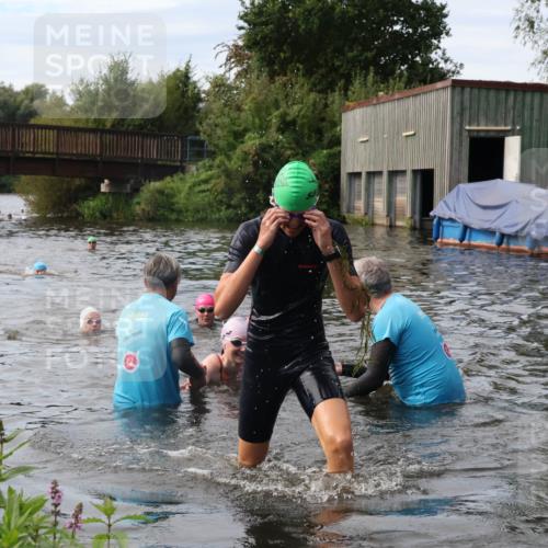 31.08.2025 - Elbe Triathlon Hamburg Luisa Fischer http://msf.ph/oto/8687143 31.08.2025 10:53:22 Schwimmen 1477, 1579, 1605 meine-sportfotos.de