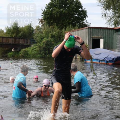 31.08.2025 - Elbe Triathlon Hamburg Luisa Fischer http://msf.ph/oto/8687145 31.08.2025 10:53:22 Schwimmen 1477, 1579, 1605 meine-sportfotos.de