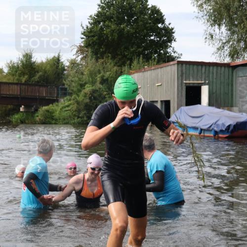 31.08.2025 - Elbe Triathlon Hamburg Luisa Fischer http://msf.ph/oto/8687147 31.08.2025 10:53:23 Schwimmen 1477, 1579, 1605 meine-sportfotos.de