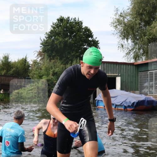 31.08.2025 - Elbe Triathlon Hamburg Luisa Fischer http://msf.ph/oto/8687151 31.08.2025 10:53:23 Schwimmen 1477, 1579, 1605 meine-sportfotos.de