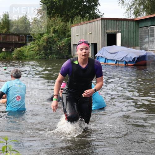 31.08.2025 - Elbe Triathlon Hamburg Luisa Fischer http://msf.ph/oto/8687161 31.08.2025 10:53:28 Schwimmen 1477, 1548, 1563, 1579, 1605 meine-sportfotos.de