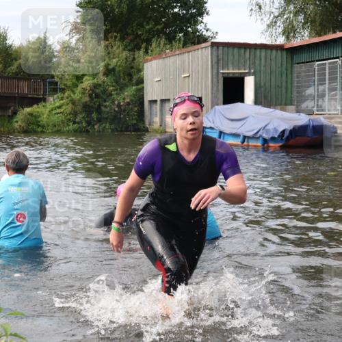 31.08.2025 - Elbe Triathlon Hamburg Luisa Fischer http://msf.ph/oto/8687163 31.08.2025 10:53:28 Schwimmen 1477, 1548, 1563, 1579, 1605 meine-sportfotos.de