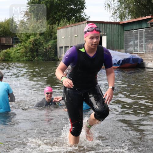 31.08.2025 - Elbe Triathlon Hamburg Luisa Fischer http://msf.ph/oto/8687166 31.08.2025 10:53:28 Schwimmen 1477, 1548, 1563, 1579, 1605 meine-sportfotos.de