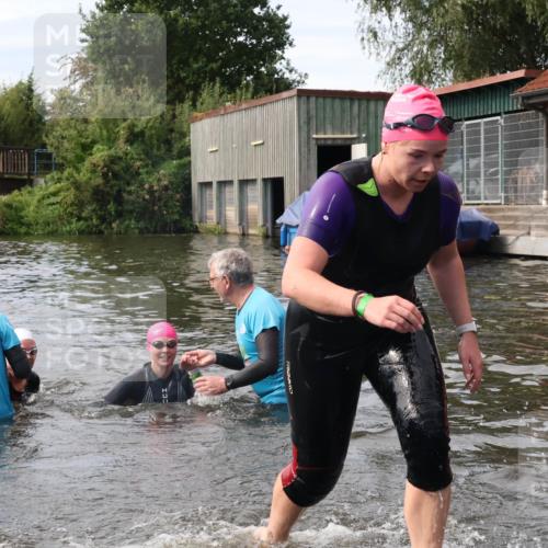 31.08.2025 - Elbe Triathlon Hamburg Luisa Fischer http://msf.ph/oto/8687167 31.08.2025 10:53:29 Schwimmen 1477, 1548, 1563, 1579, 1605 meine-sportfotos.de