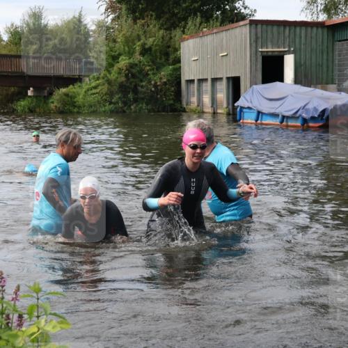 31.08.2025 - Elbe Triathlon Hamburg Luisa Fischer http://msf.ph/oto/8687168 31.08.2025 10:53:31 Schwimmen 1477, 1548, 1563, 1579 meine-sportfotos.de