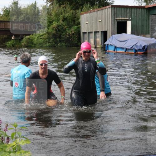 31.08.2025 - Elbe Triathlon Hamburg Luisa Fischer http://msf.ph/oto/8687169 31.08.2025 10:53:31 Schwimmen 1477, 1548, 1563, 1579 meine-sportfotos.de