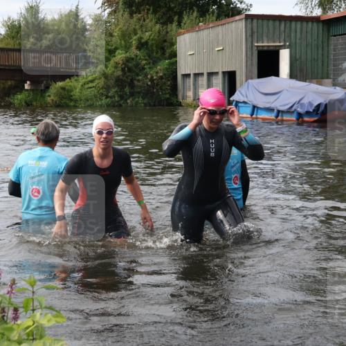 31.08.2025 - Elbe Triathlon Hamburg Luisa Fischer http://msf.ph/oto/8687171 31.08.2025 10:53:32 Schwimmen 952, 1477, 1548, 1563, 1579 meine-sportfotos.de