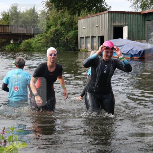 31.08.2025 - Elbe Triathlon Hamburg Luisa Fischer http://msf.ph/oto/8687172 31.08.2025 10:53:32 Schwimmen 952, 1477, 1548, 1563, 1579 meine-sportfotos.de