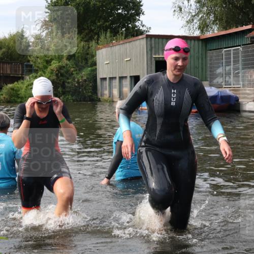 31.08.2025 - Elbe Triathlon Hamburg Luisa Fischer http://msf.ph/oto/8687178 31.08.2025 10:53:33 Schwimmen 952, 1477, 1548, 1563 meine-sportfotos.de
