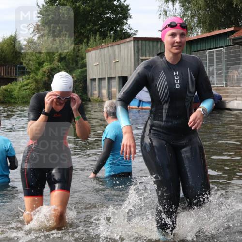 31.08.2025 - Elbe Triathlon Hamburg Luisa Fischer http://msf.ph/oto/8687181 31.08.2025 10:53:33 Schwimmen 952, 1477, 1548, 1563 meine-sportfotos.de