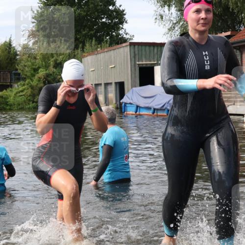 31.08.2025 - Elbe Triathlon Hamburg Luisa Fischer http://msf.ph/oto/8687182 31.08.2025 10:53:34 Schwimmen 952, 1477, 1548, 1563 meine-sportfotos.de