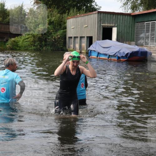 31.08.2025 - Elbe Triathlon Hamburg Luisa Fischer http://msf.ph/oto/8687186 31.08.2025 10:53:56 Schwimmen 1574, 1593 meine-sportfotos.de