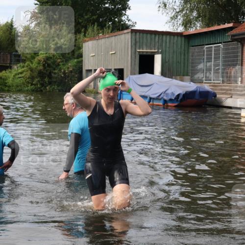 31.08.2025 - Elbe Triathlon Hamburg Luisa Fischer http://msf.ph/oto/8687190 31.08.2025 10:53:56 Schwimmen 1574, 1593 meine-sportfotos.de