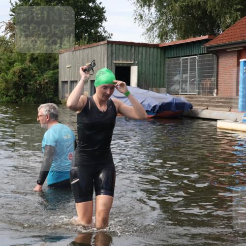 31.08.2025 - Elbe Triathlon Hamburg Luisa Fischer http://msf.ph/oto/8687192 31.08.2025 10:53:57 Schwimmen 1574, 1593 meine-sportfotos.de