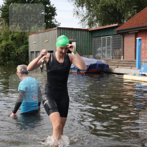 31.08.2025 - Elbe Triathlon Hamburg Luisa Fischer http://msf.ph/oto/8687193 31.08.2025 10:53:57 Schwimmen 1574, 1593 meine-sportfotos.de