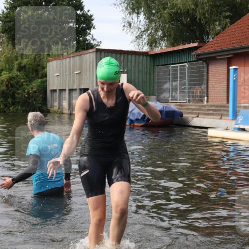 31.08.2025 - Elbe Triathlon Hamburg Luisa Fischer http://msf.ph/oto/8687194 31.08.2025 10:53:57 Schwimmen 1574, 1593 meine-sportfotos.de