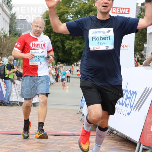 31.08.2025 - 21. Blankeneser Heldenlauf Strokosch-Dieckow http://msf.ph/oto/8687219 31.08.2025 11:58:24 Ziel 5714, 4328, 4297 meine-sportfotos.de