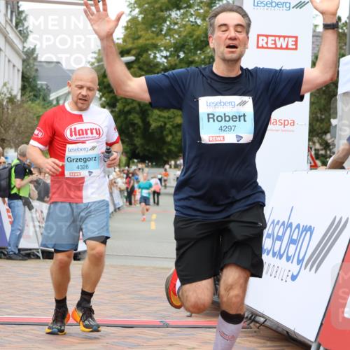 31.08.2025 - 21. Blankeneser Heldenlauf Strokosch-Dieckow http://msf.ph/oto/8687225 31.08.2025 11:58:24 Ziel 5714, 4328, 4297 meine-sportfotos.de