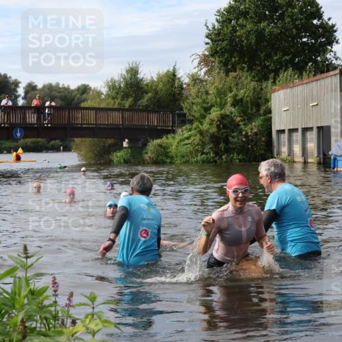 31.08.2025 - Elbe Triathlon Hamburg Luisa Fischer http://msf.ph/oto/8687228 31.08.2025 10:54:57 Schwimmen 1515, 1589, 1611 meine-sportfotos.de
