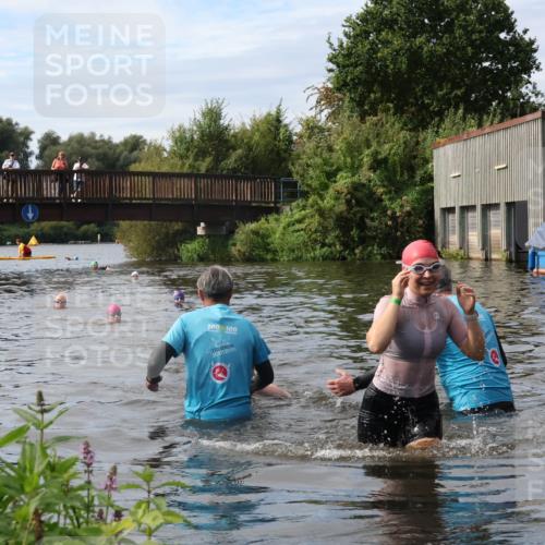 31.08.2025 - Elbe Triathlon Hamburg Luisa Fischer http://msf.ph/oto/8687229 31.08.2025 10:54:57 Schwimmen 1515, 1589, 1611 meine-sportfotos.de
