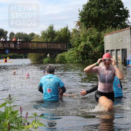 31.08.2025 - Elbe Triathlon Hamburg Luisa Fischer http://msf.ph/oto/8687232 31.08.2025 10:54:58 Schwimmen 1515, 1589, 1611 meine-sportfotos.de