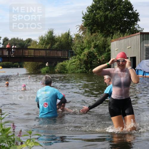 31.08.2025 - Elbe Triathlon Hamburg Luisa Fischer http://msf.ph/oto/8687234 31.08.2025 10:54:58 Schwimmen 1515, 1589, 1611 meine-sportfotos.de