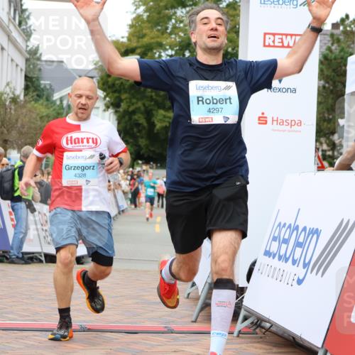 31.08.2025 - 21. Blankeneser Heldenlauf Strokosch-Dieckow http://msf.ph/oto/8687238 31.08.2025 11:58:24 Ziel 5714, 4328, 4297 meine-sportfotos.de