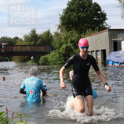 31.08.2025 - Elbe Triathlon Hamburg Luisa Fischer http://msf.ph/oto/8687248 31.08.2025 10:55:04 Schwimmen 1515, 1538, 1589, 1611 meine-sportfotos.de