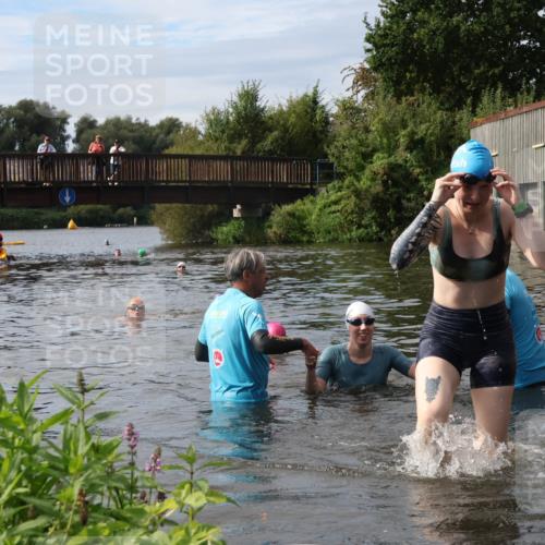31.08.2025 - Elbe Triathlon Hamburg Luisa Fischer http://msf.ph/oto/8687255 31.08.2025 10:55:09 Schwimmen 1525, 1538, 1611, 1616 meine-sportfotos.de