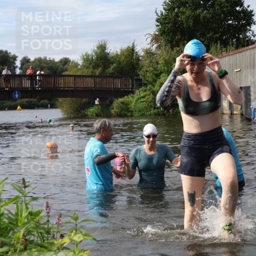 31.08.2025 - Elbe Triathlon Hamburg Luisa Fischer http://msf.ph/oto/8687258 31.08.2025 10:55:09 Schwimmen 1525, 1538, 1611, 1616 meine-sportfotos.de
