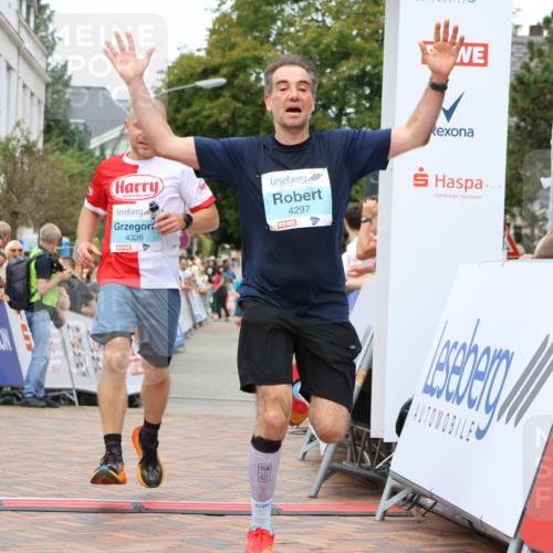 31.08.2025 - 21. Blankeneser Heldenlauf Strokosch-Dieckow http://msf.ph/oto/8687260 31.08.2025 11:58:24 Ziel 5714, 4328, 4297 meine-sportfotos.de