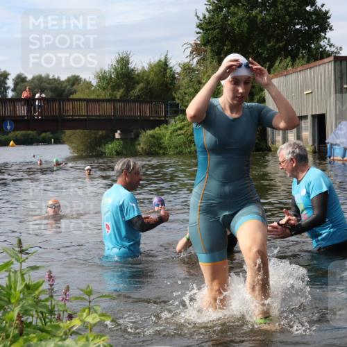 31.08.2025 - Elbe Triathlon Hamburg Luisa Fischer http://msf.ph/oto/8687264 31.08.2025 10:55:13 Schwimmen 1525, 1538, 1616 meine-sportfotos.de