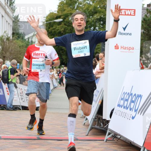 31.08.2025 - 21. Blankeneser Heldenlauf Strokosch-Dieckow http://msf.ph/oto/8687267 31.08.2025 11:58:24 Ziel 5714, 4328, 4297 meine-sportfotos.de