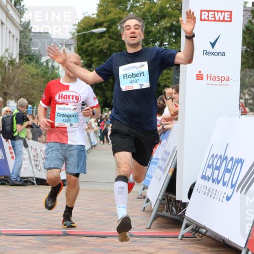 31.08.2025 - 21. Blankeneser Heldenlauf Strokosch-Dieckow http://msf.ph/oto/8687275 31.08.2025 11:58:24 Ziel 5714, 4328, 4297 meine-sportfotos.de