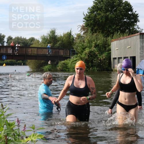 31.08.2025 - Elbe Triathlon Hamburg Luisa Fischer http://msf.ph/oto/8687276 31.08.2025 10:55:25 Schwimmen 1555, 1617 meine-sportfotos.de