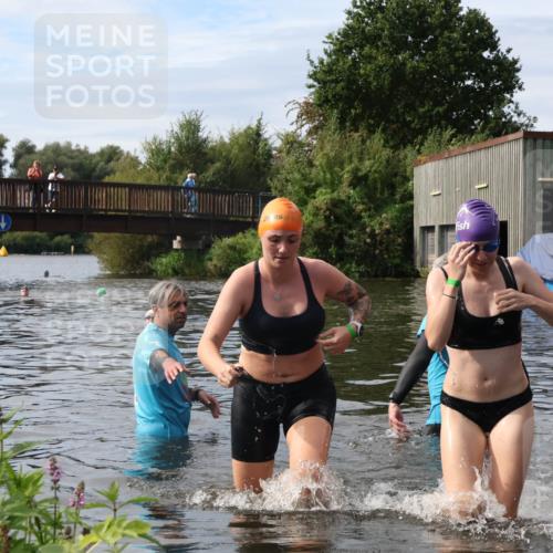 31.08.2025 - Elbe Triathlon Hamburg Luisa Fischer http://msf.ph/oto/8687279 31.08.2025 10:55:25 Schwimmen 1555, 1617 meine-sportfotos.de