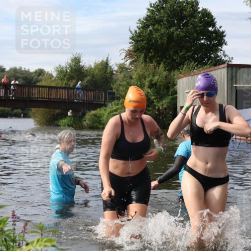 31.08.2025 - Elbe Triathlon Hamburg Luisa Fischer http://msf.ph/oto/8687280 31.08.2025 10:55:26 Schwimmen 1555, 1617 meine-sportfotos.de