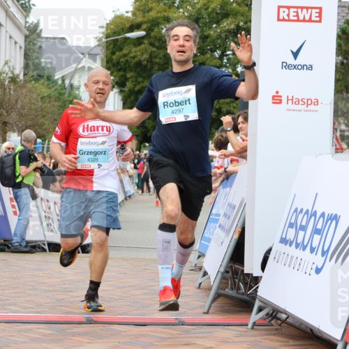 31.08.2025 - 21. Blankeneser Heldenlauf Strokosch-Dieckow http://msf.ph/oto/8687283 31.08.2025 11:58:23 Ziel 5714, 4328, 4297 meine-sportfotos.de