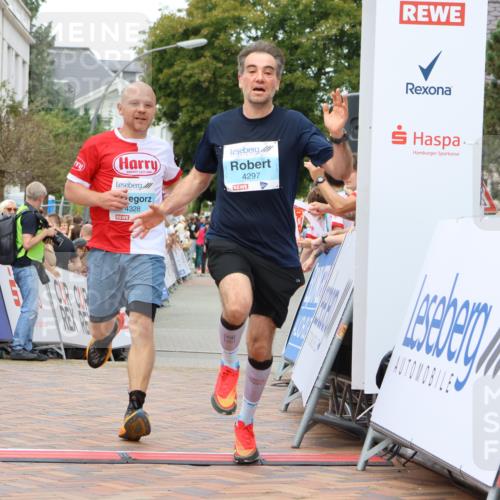 31.08.2025 - 21. Blankeneser Heldenlauf Strokosch-Dieckow http://msf.ph/oto/8687292 31.08.2025 11:58:23 Ziel 5714, 4328, 4297 meine-sportfotos.de