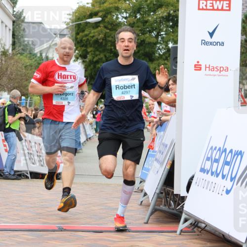 31.08.2025 - 21. Blankeneser Heldenlauf Strokosch-Dieckow http://msf.ph/oto/8687299 31.08.2025 11:58:23 Ziel 5714, 4328, 4297 meine-sportfotos.de