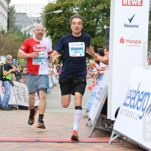 31.08.2025 - 21. Blankeneser Heldenlauf Strokosch-Dieckow http://msf.ph/oto/8687307 31.08.2025 11:58:23 Ziel 5714, 4328, 4297 meine-sportfotos.de