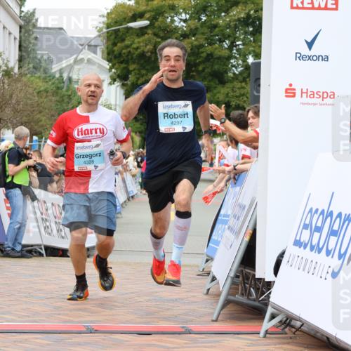 31.08.2025 - 21. Blankeneser Heldenlauf Strokosch-Dieckow http://msf.ph/oto/8687321 31.08.2025 11:58:23 Ziel 5714, 4328, 4297 meine-sportfotos.de