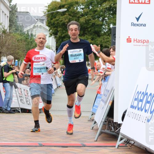 31.08.2025 - 21. Blankeneser Heldenlauf Strokosch-Dieckow http://msf.ph/oto/8687330 31.08.2025 11:58:23 Ziel 5714, 4328, 4297 meine-sportfotos.de