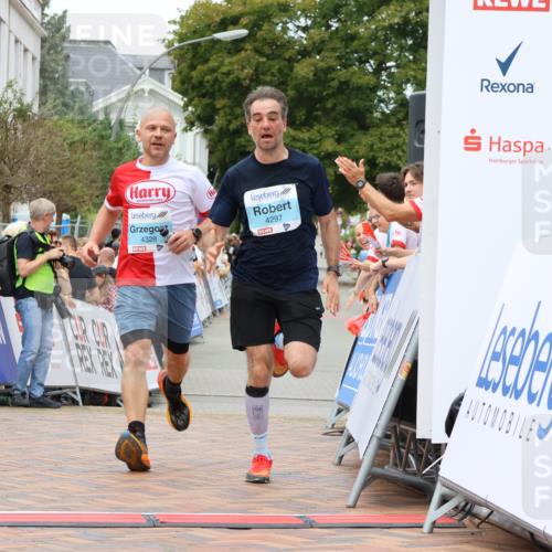 31.08.2025 - 21. Blankeneser Heldenlauf Strokosch-Dieckow http://msf.ph/oto/8687336 31.08.2025 11:58:23 Ziel 5714, 4328, 4297 meine-sportfotos.de