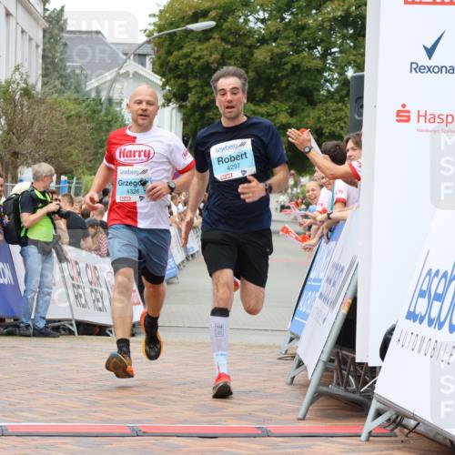 31.08.2025 - 21. Blankeneser Heldenlauf Strokosch-Dieckow http://msf.ph/oto/8687344 31.08.2025 11:58:23 Ziel 5714, 4328, 4297 meine-sportfotos.de