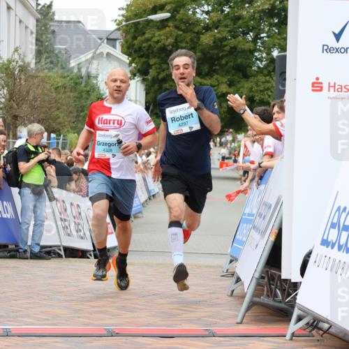 31.08.2025 - 21. Blankeneser Heldenlauf Strokosch-Dieckow http://msf.ph/oto/8687350 31.08.2025 11:58:23 Ziel 5714, 4328, 4297 meine-sportfotos.de