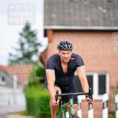 31.08.2025 - Elbe Triathlon Hamburg Michael Burmester http://msf.ph/oto/8688353 31.08.2025 15:42:38 Radfahren  meine-sportfotos.de