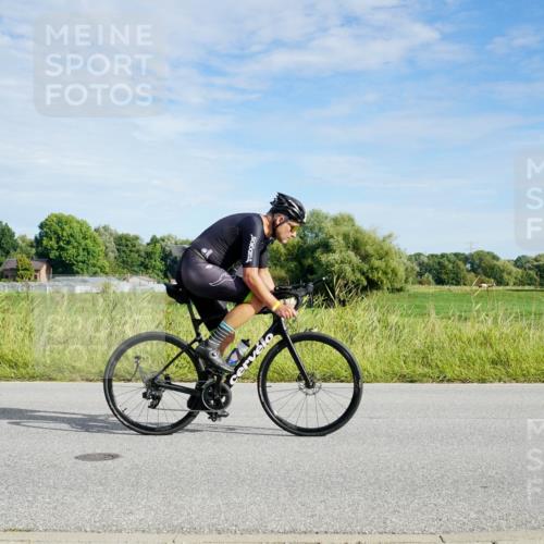 31.08.2025 - Elbe Triathlon Hamburg Michael Burmester http://msf.ph/oto/8691057 31.08.2025 09:53:04 Radfahren 454, 540, 677, 687, 704, 736, 753, 870, 894 meine-sportfotos.de