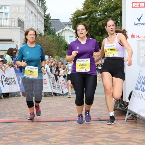 31.08.2025 - 21. Blankeneser Heldenlauf Strokosch-Dieckow http://msf.ph/oto/8691119 31.08.2025 10:31:11 Ziel 2437, 2324, 2147, 2121, 2307, 2018 meine-sportfotos.de