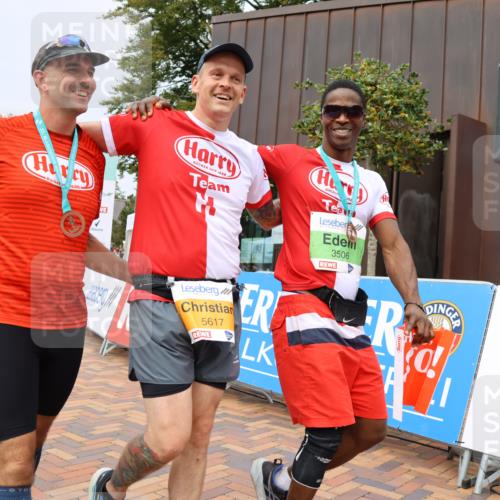 31.08.2025 - 21. Blankeneser Heldenlauf Strokosch-Dieckow http://msf.ph/oto/8692646 31.08.2025 12:37:42 Ziel 5699, 5698, 5617 meine-sportfotos.de